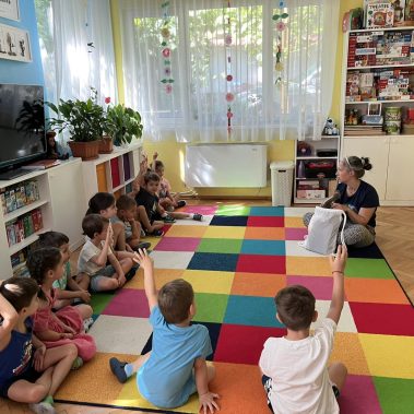 Дискусия между жена и деца седнали в кръг на тема домашни любимци, космос и книги