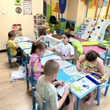 Деца са седнали на маса и рисуват героите от книгата Звездна одисея