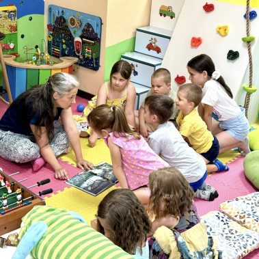 Деца слушат четене на книгата „Звездна одисея“ и се потапят в космическо приключение