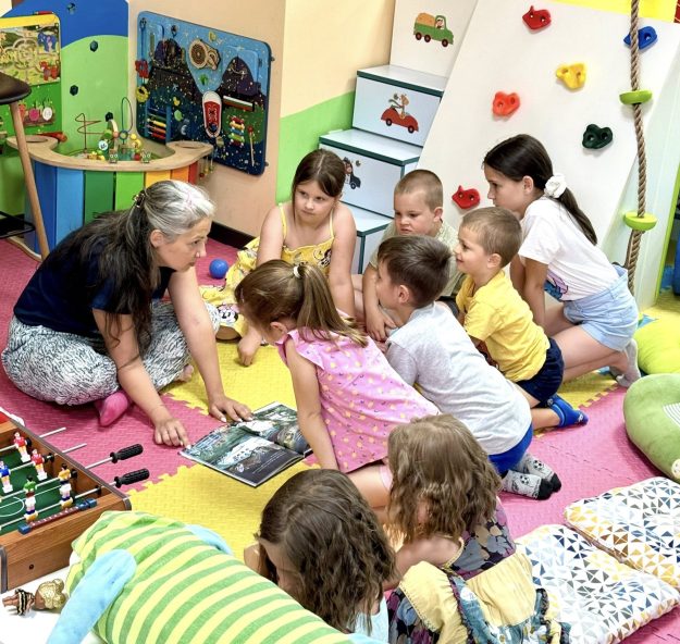 Деца четат „Звездна одисея“ по време на вълнуващо събитие Деца слушат четене на книгата „Звездна одисея“ и се потапят в космическо приключение