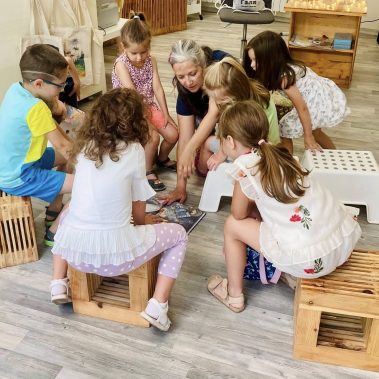 Деца слушат интерактивно четене на Звездна одисея със звездни илюстрации