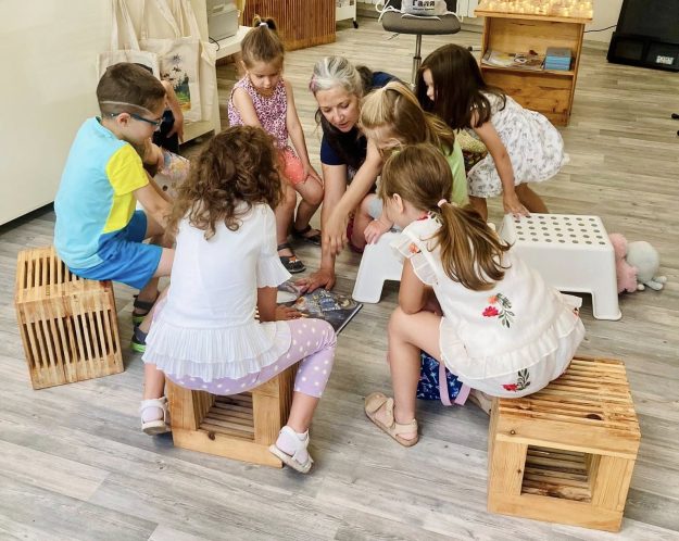 Деца разглеждат Звездна одисея Деца слушат интерактивно четене на Звездна одисея със звездни илюстрации