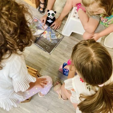 Деца слушат интерактивно четене на Звездна одисея със звездни илюстрации“