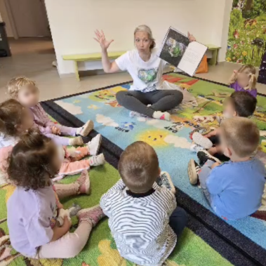 Авторката на книга за Космоса показва на деца колко голяма е ракетата и как излита - пресъздава звука