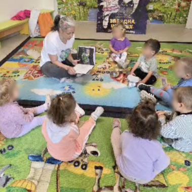 Галя Ненчева чете откъс от своята книга "Звездна одисея" на малки деца от частна ясла