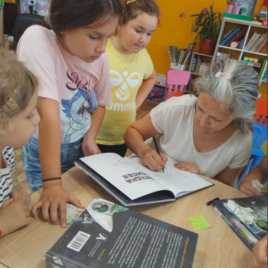 Авторката на книгата Звездна одисея Галя Ненчева раздава автографи на децата от детска академия Viki&Kids