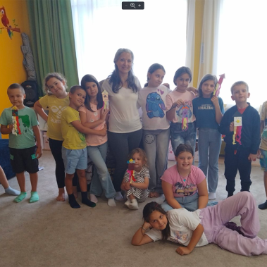 Снимка на авторката на Звездна одисея - Галя Ненчева с децата от Viki&Kids след детско четене на книгата и арт работилница