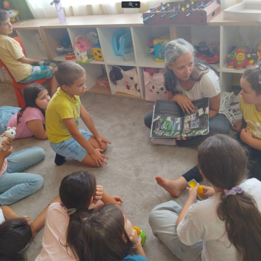 Галя Ненчева чете и разговаря с деца на тема своята книга Звездна одисея на